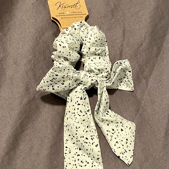 Kismet Accessories - 😻Free Add-on! ✨NWT: KISMET✨ Scrunchie with bow
